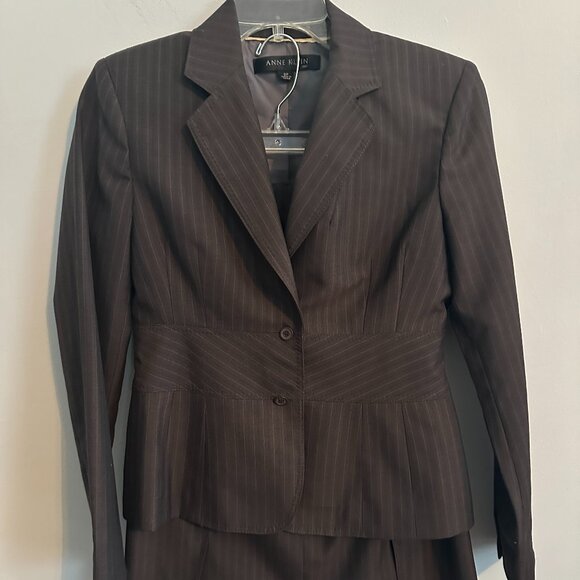 Anne Klein Skirt Suit Lightweight Wool Blend  In Gray Pinstripe Size  2P - Picture 1 of 13